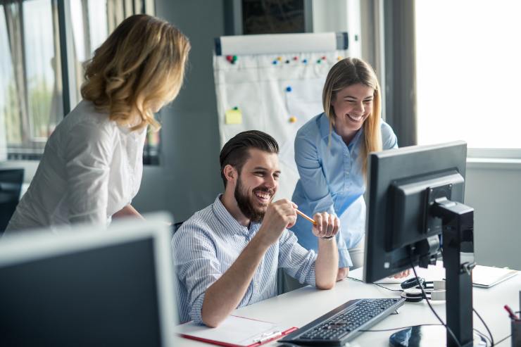 ufficio e colleghi felici 