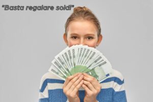 donna felice con euro e scritta