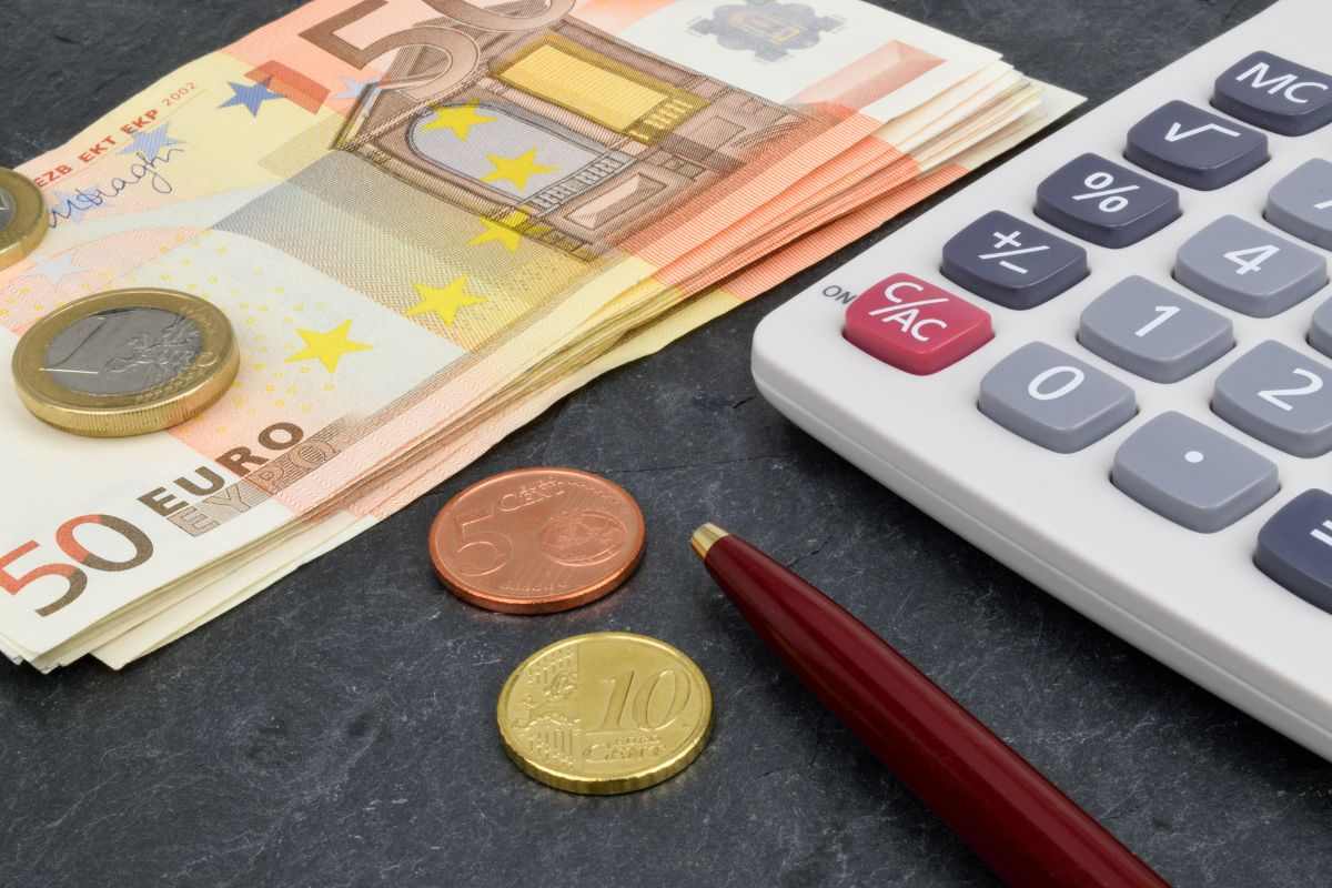 banconote e calcolatrice