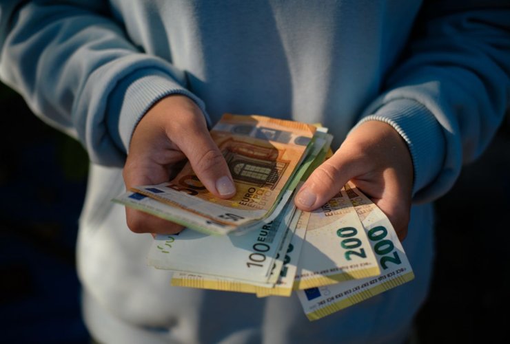 persona che conta banconote