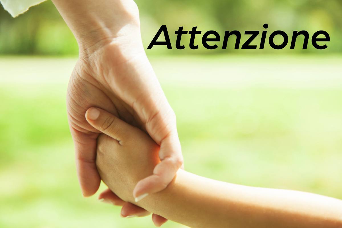 mamma e figlia per mano e scritta