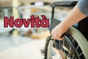 persona su carrozzina e scritta