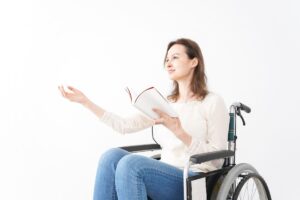 ragazza su sedia a rotelle