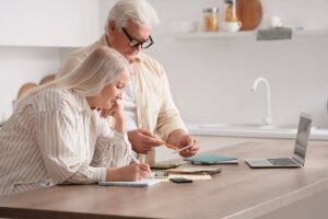 persone che analizzano la propria situazione pensionistica