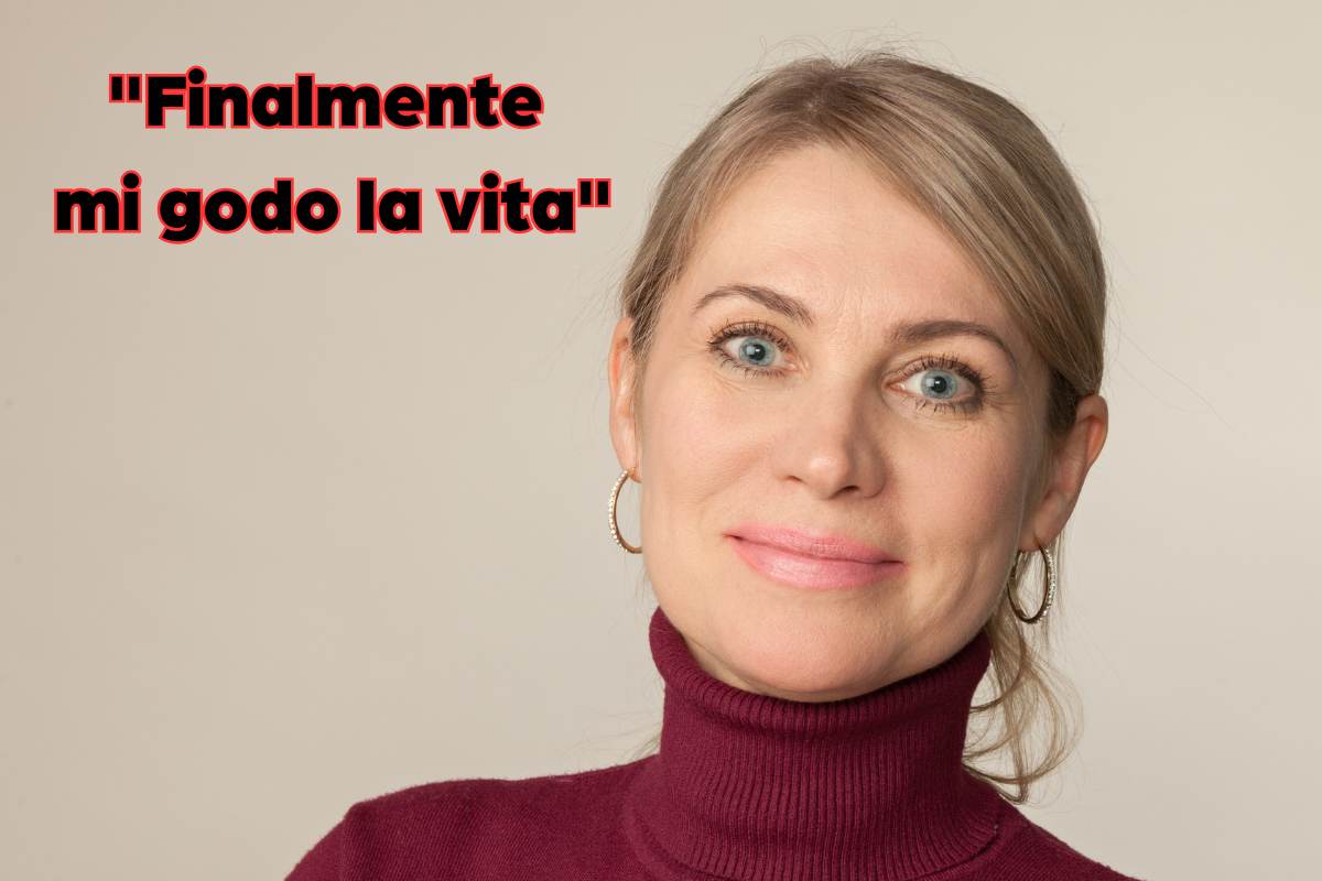 donna felice e scritta