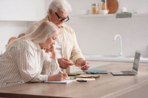 persone che analizzano i propri contributi pensionistici