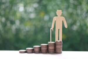 file di monete e figura di un pensionato
