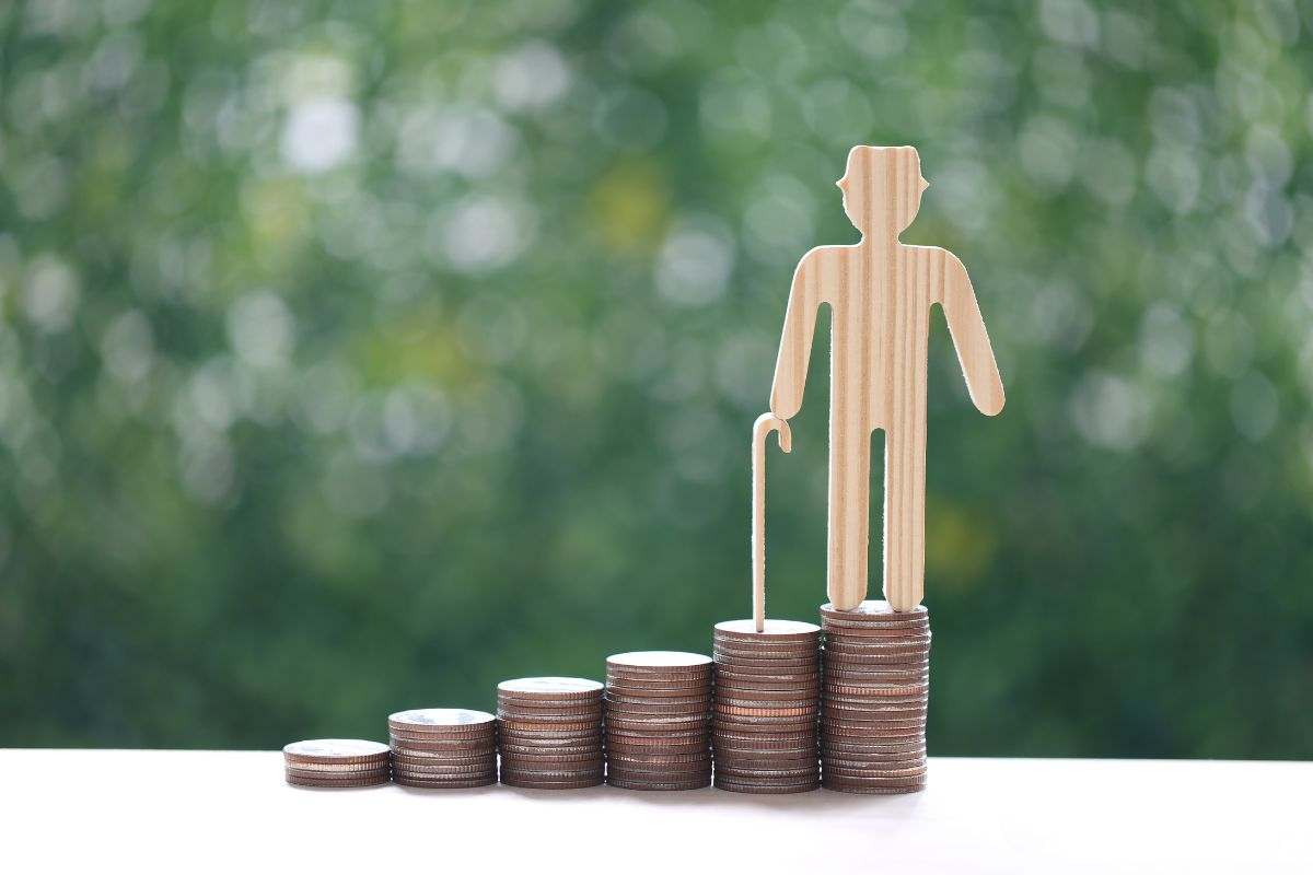 file di monete e figura di un pensionato