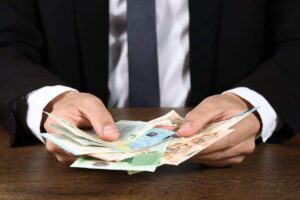 persona che conta banconote