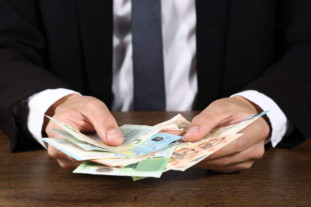 persona che conta banconote