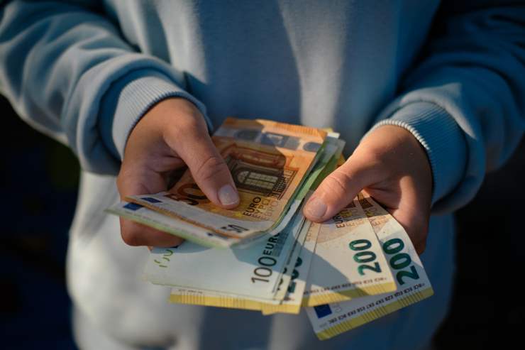 mano con euro
