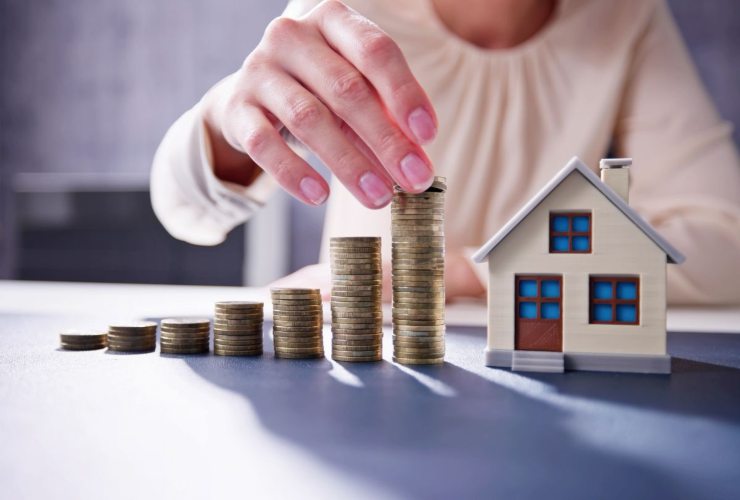 perosna che aggiusta monete e li mette in colonna