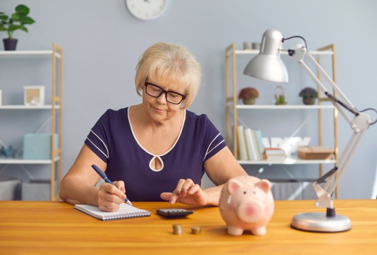 pensionata che fa calcoli